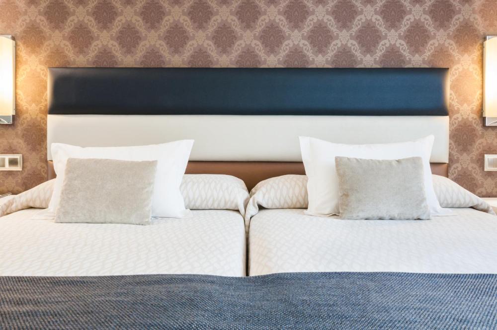 Deluxe Double or Twin Room interior